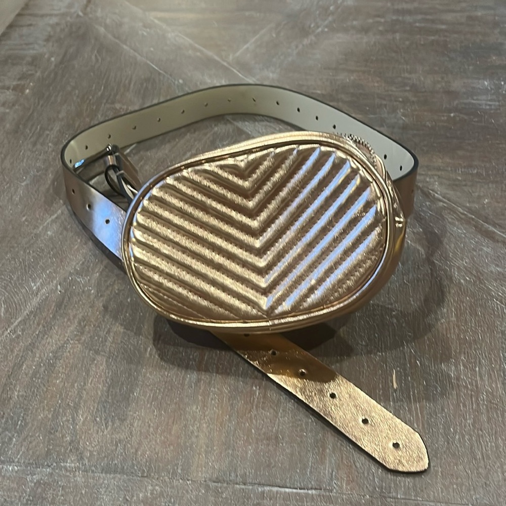 Fancy fanny pack rose gold size M never worn